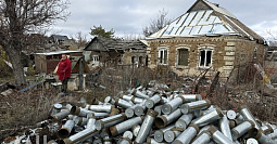 Marinka and its only resident, FC “Shakhtar’s” stolen biography and their own chicken wings. Overview of the occupied Donbas media